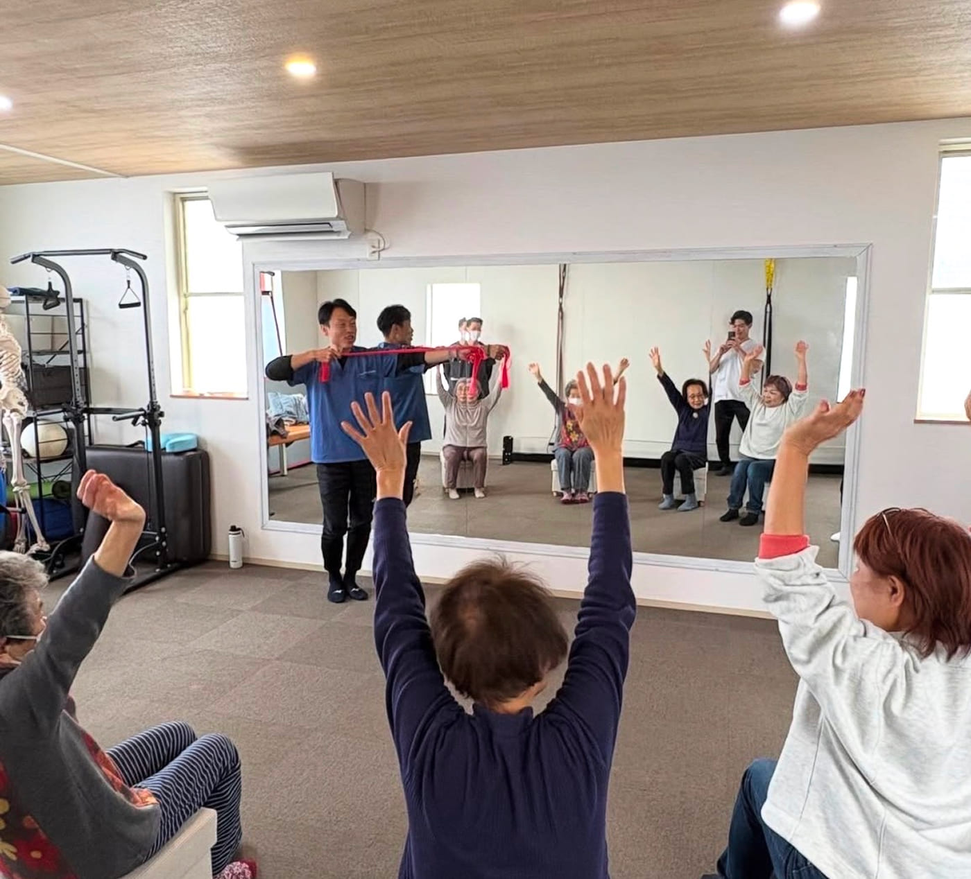 高齢者向けのフレイル予防教室を行っている様子