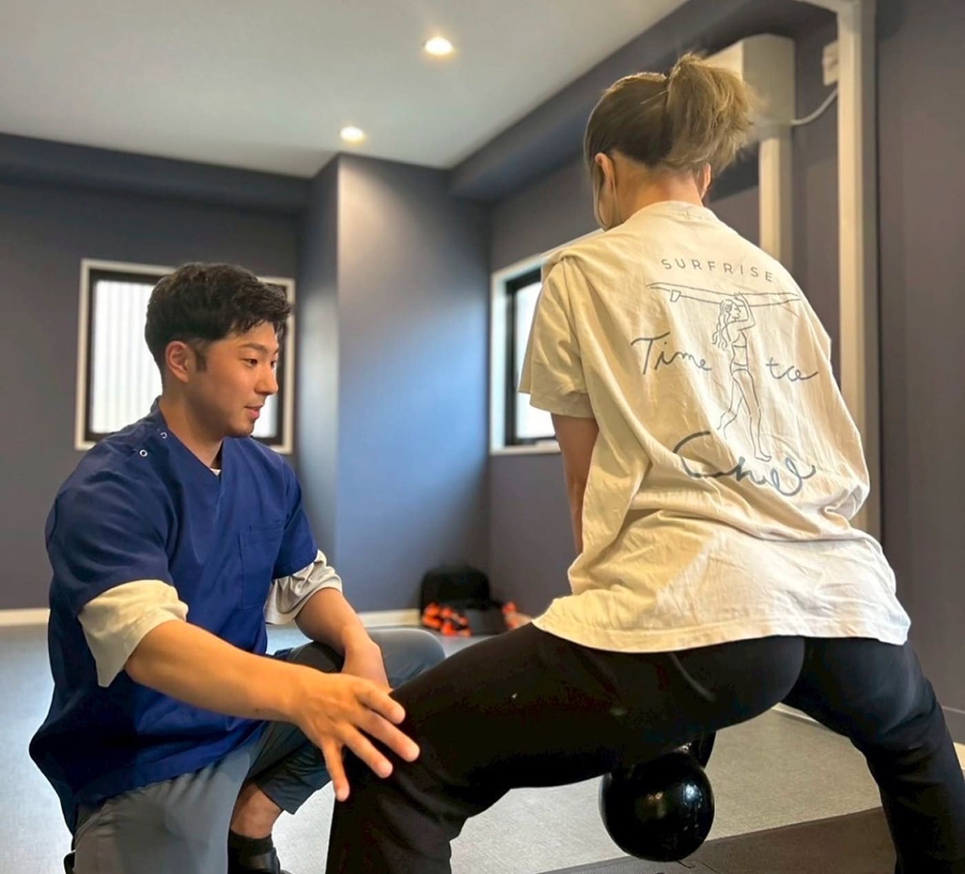 施術者が姿勢や身体の使い方を指導している様子