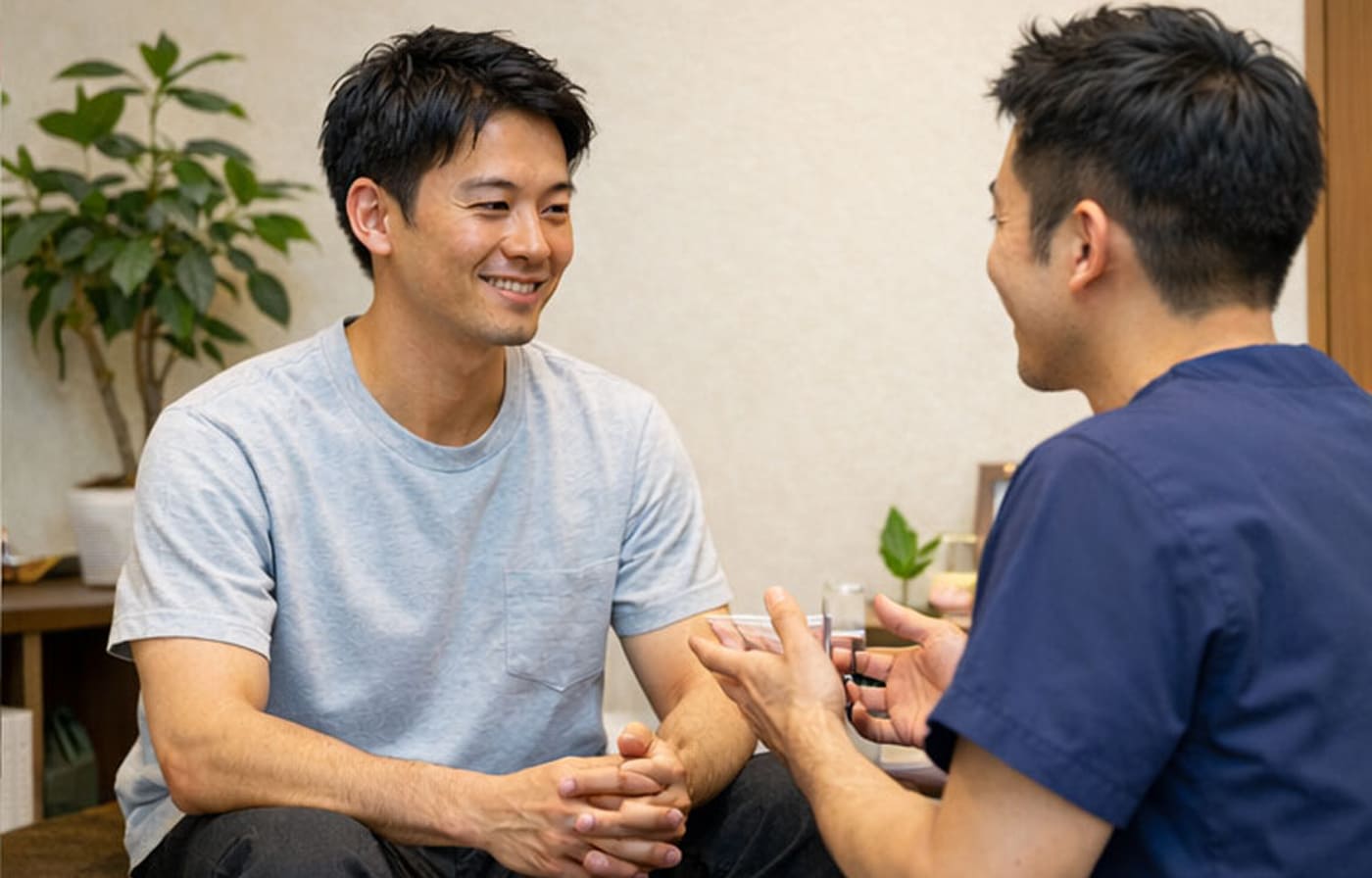 施術後のアフターケアについて説明している様子