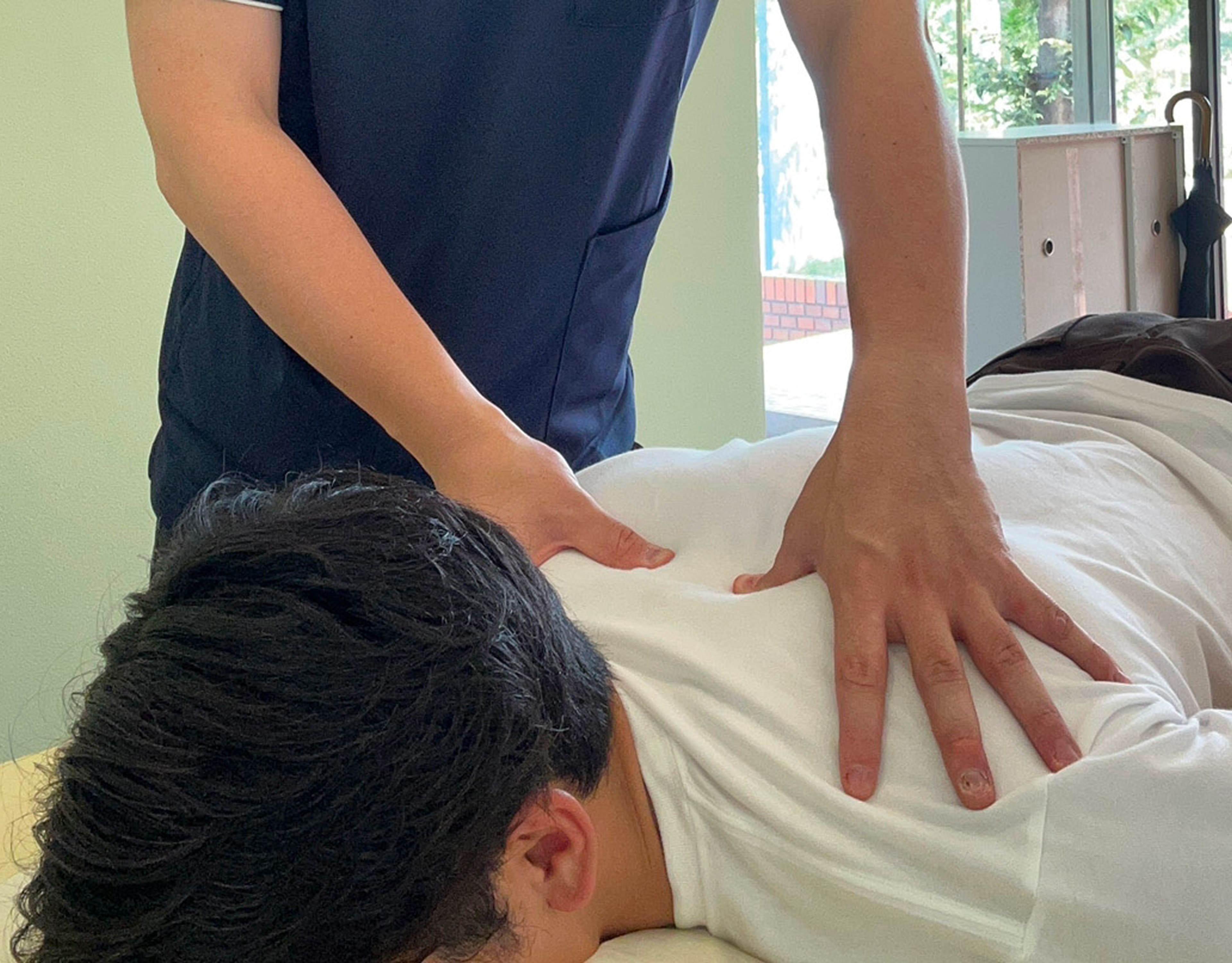 筋膜にアプローチして身体のバランスを整える施術の様子