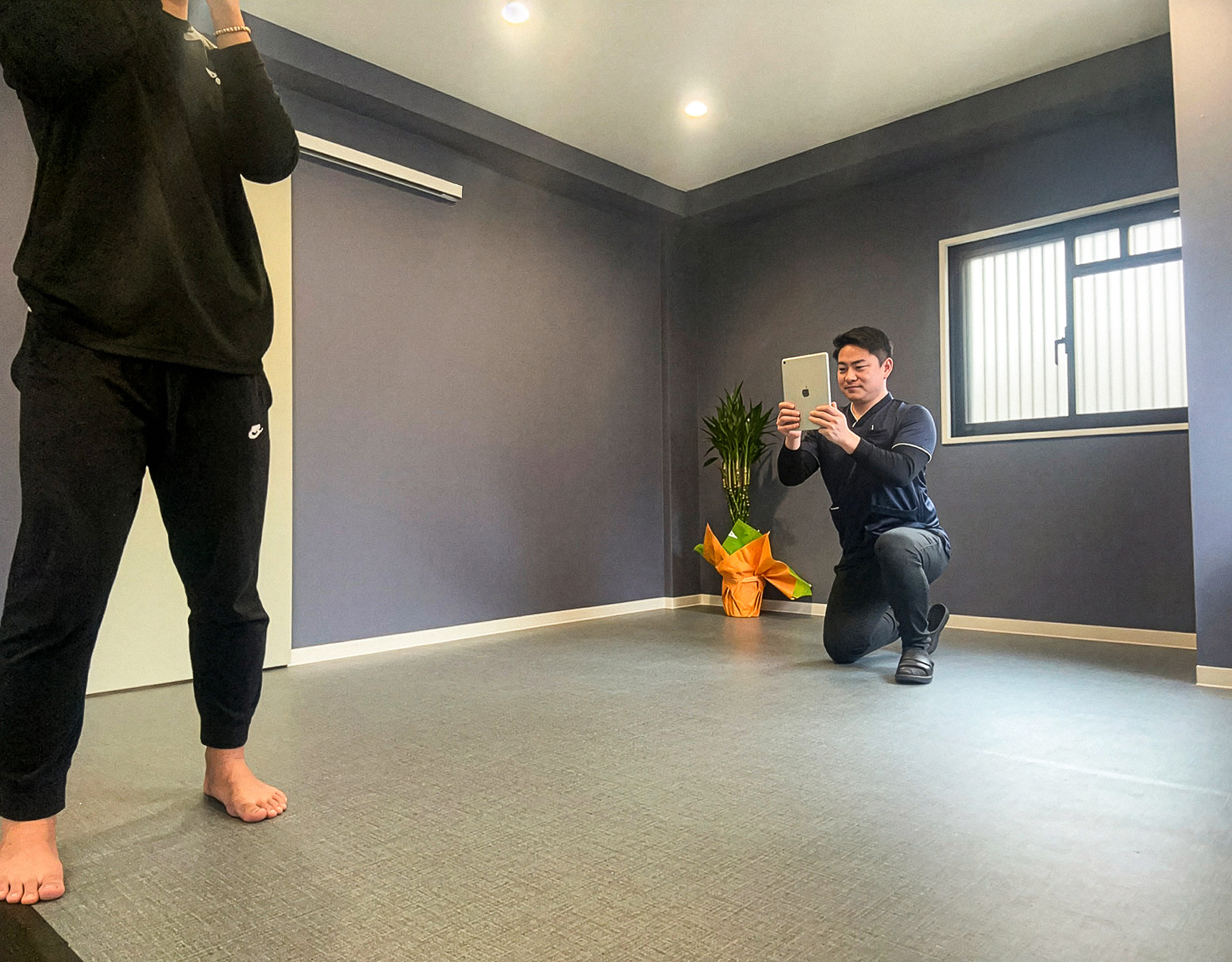 タブレットを使って動作を確認しながら分析している様子