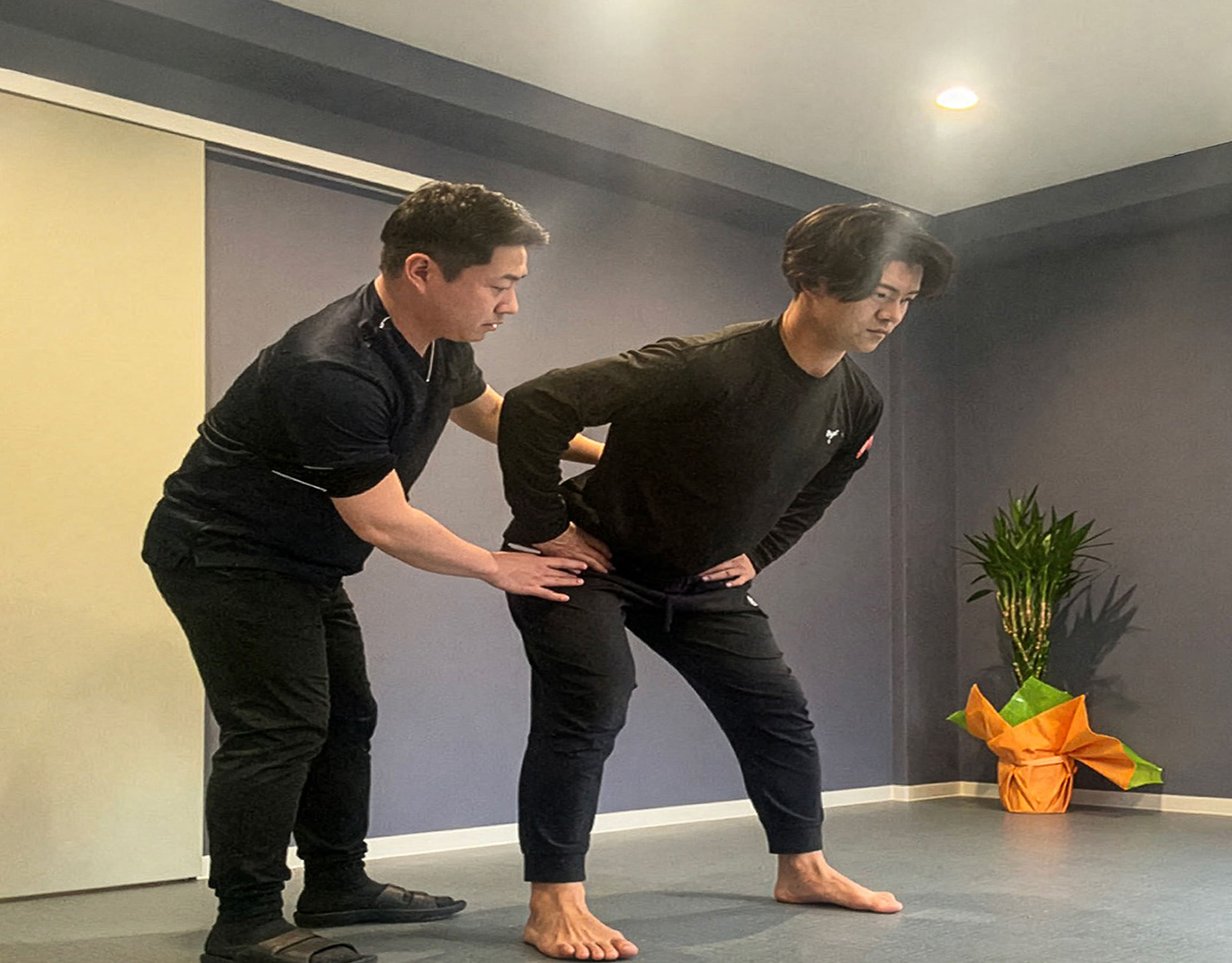 施術者が身体の動きを確認しながら正しい動作へ改善している様子