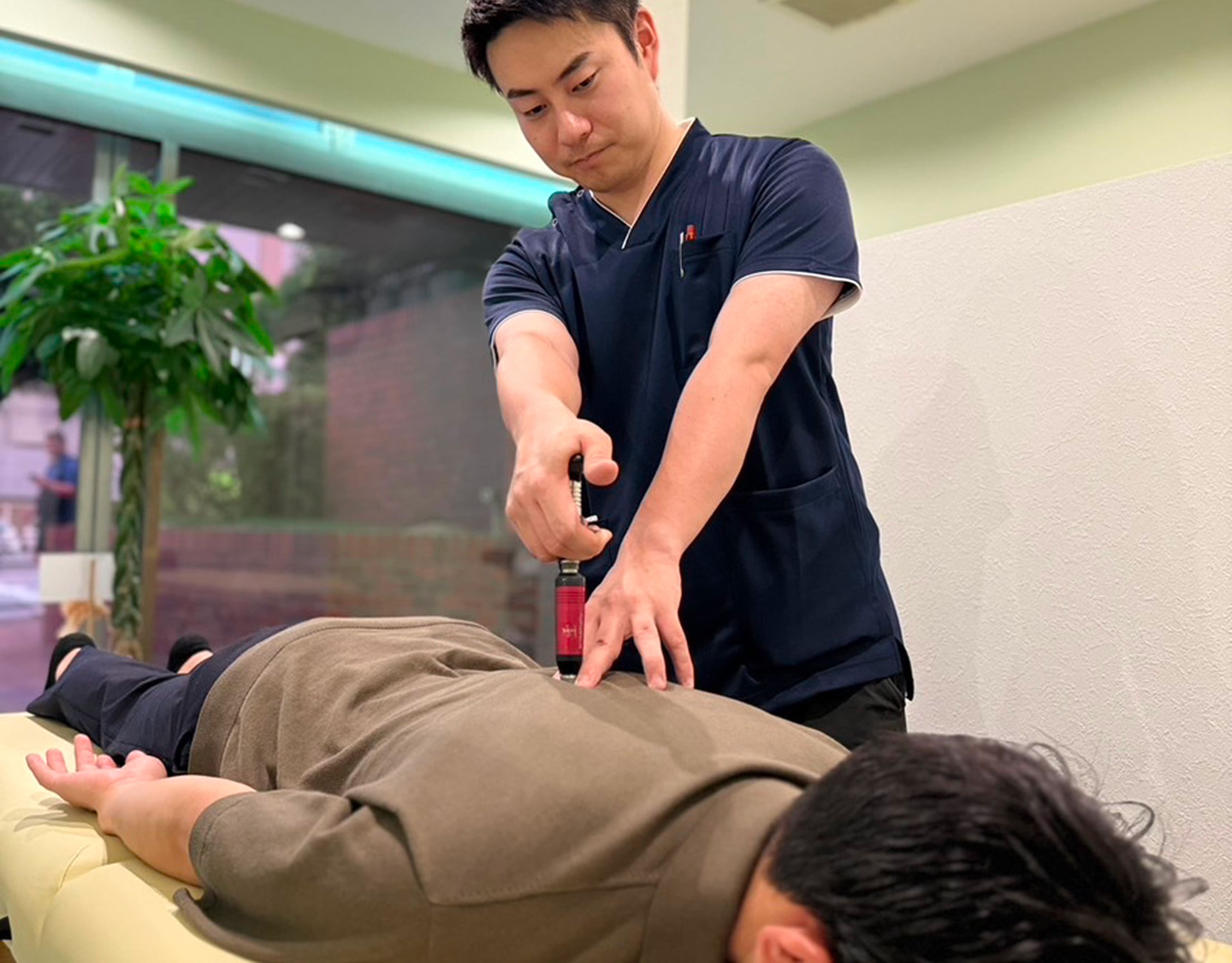 筋膜調整による施術で身体のバランスを整える様子