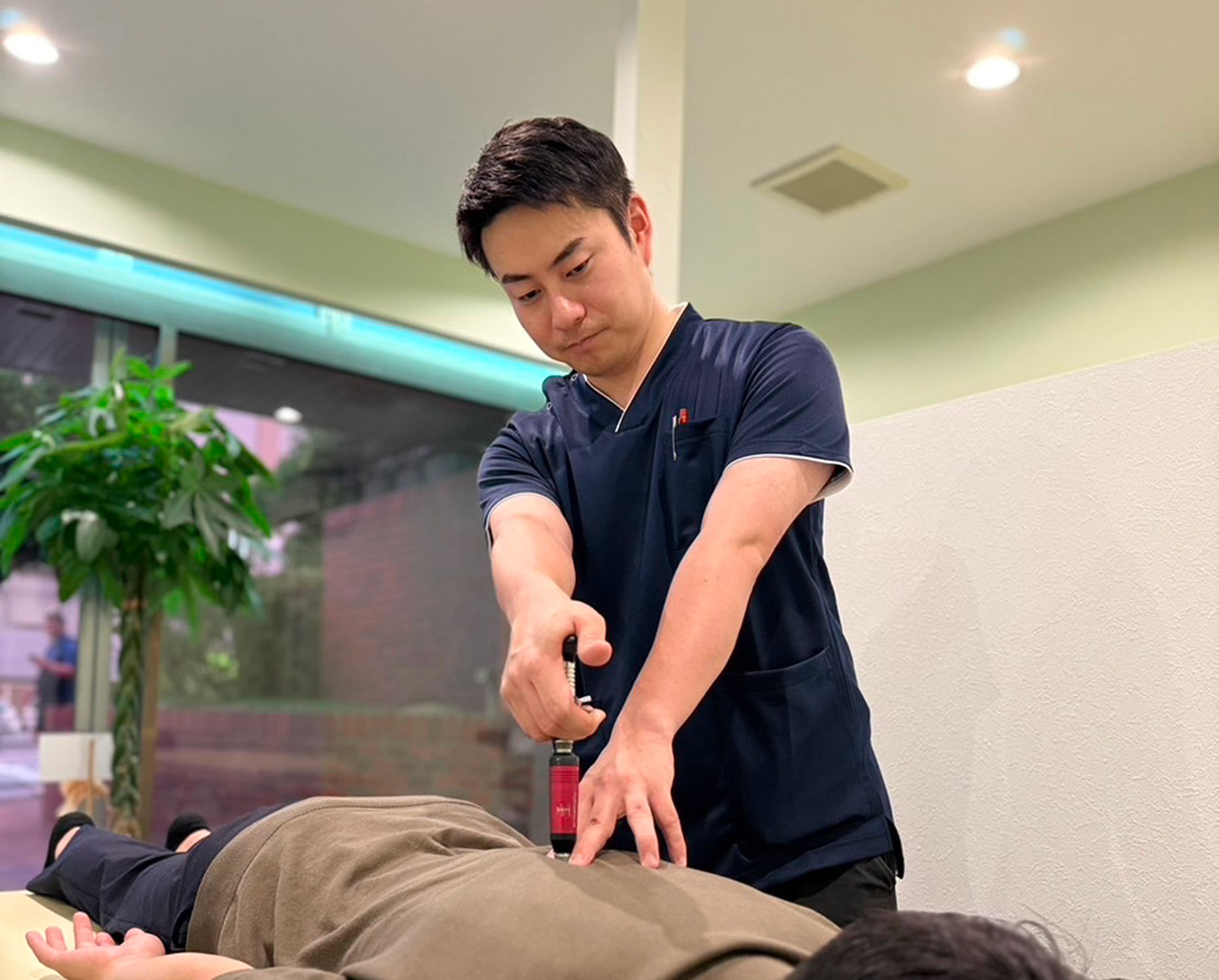 神経や骨格のバランスを調整する施術の様子