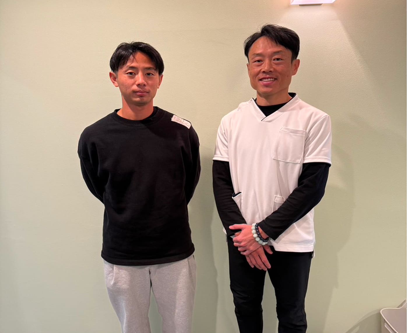プロサッカー選手と施術者のツーショット