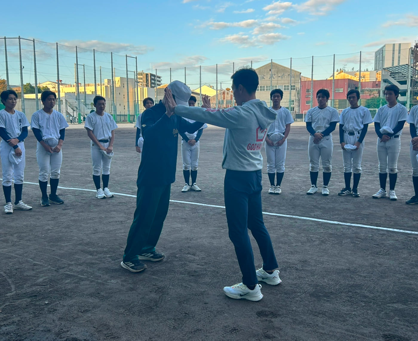 学生に身体の使い方を指導している様子