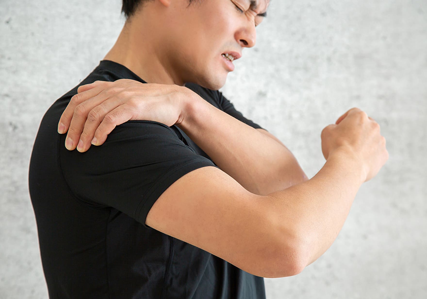 肩の痛みに悩む男性